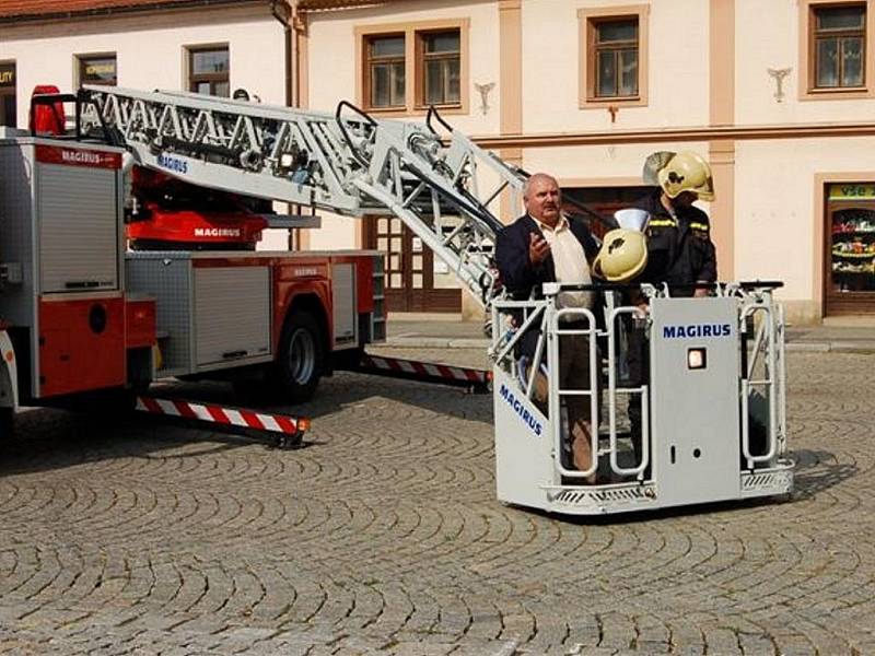 Hasiči ve středu pokřtili nový požární žebřík.