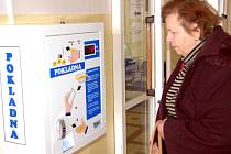V Rokycanské nemocnici, a.s., zřídili pro vydávání kupónů na uhrazení regulačních poplatků automat. Pro ty pacienty, kteří s novinkou nepočítali a nemají u sebe drobné, nainstalovali také měničku bankovek.