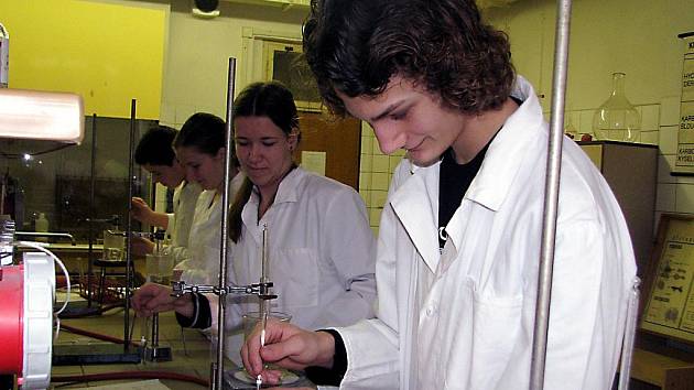 Osmnáct mladých chemiků z pěti základních škol a souměřitelných ročníků gymnázia se ve středu utkalo v rámci okresní olympiády. 