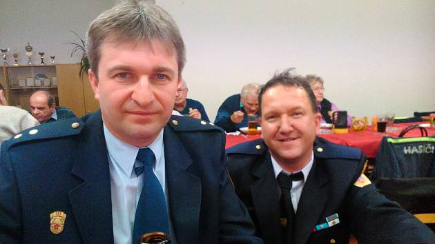 PREVENTISTA Marek Sýkora (vlevo) z příkosického sboru společně s Vladimírem Vaindlem (SDH Mirošov zástupce velitele) domlouvali na výroční valné hromadě další spolupráci.