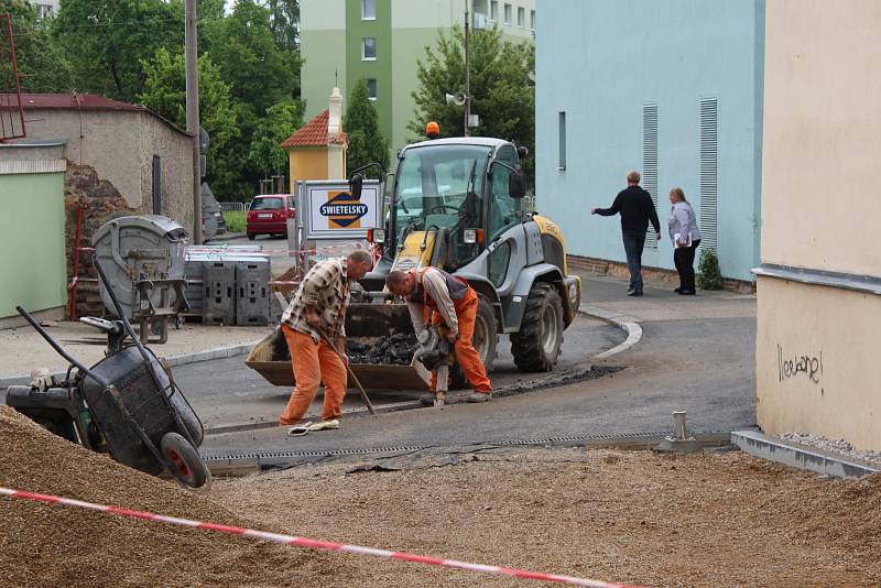 PRÁCE související s rekonstrukcí prostoru Spilky v sousedství rokycanského Masarykova náměstí se chýlí ke konci. Kolauduje se už prvního června. Včera se úsilí stavbařů soustředilo na propojování plochy a komunikace vedoucí směrem k řece. 