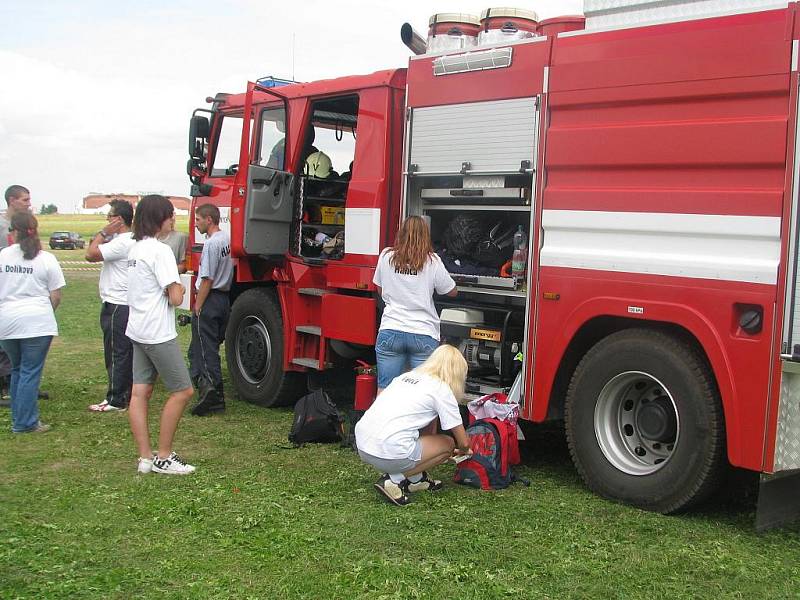 Rokycanské sportovní letiště je od pátečního odpoledne dějištěm dalšího festivalu. Přípravy byly pečlivé.