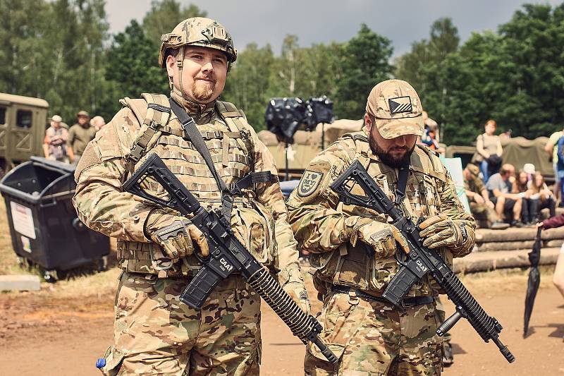 BAHNA – Den pozemního vojska v bývalém vojenském prostoru nedaleko Strašic na Rokycansku přilákal tisíce příznivců armády, IZS i vojenské historie. V ukázkách byly k vidění bojová vozidla Pandur a Iveco, samohybné houfnice či tanky T-72M4 a T-72M1.