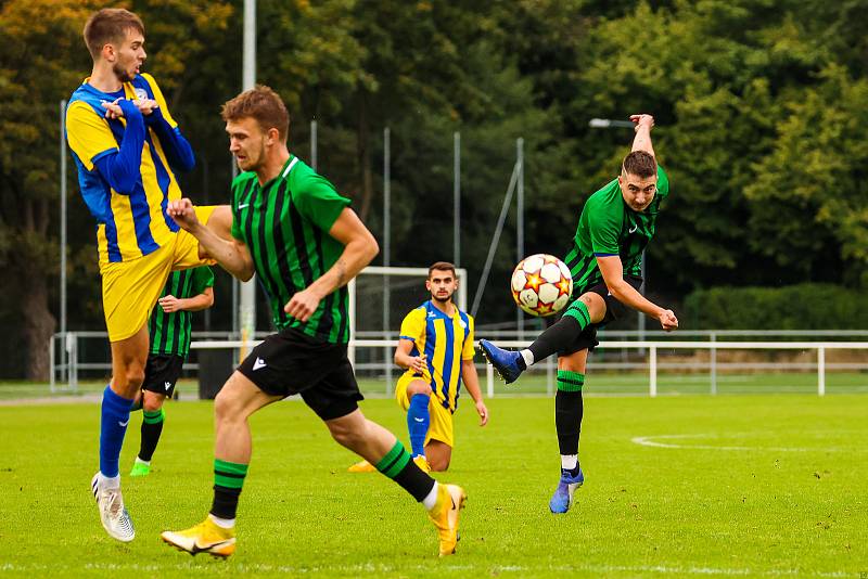 Fotbalisté FC Rokycany (na archivním snímku hráči v zelenočerných dresech) remizovali ve středeční dohrávce 3. kola FORTUNA divize A s Aritmou Praha 2:2.