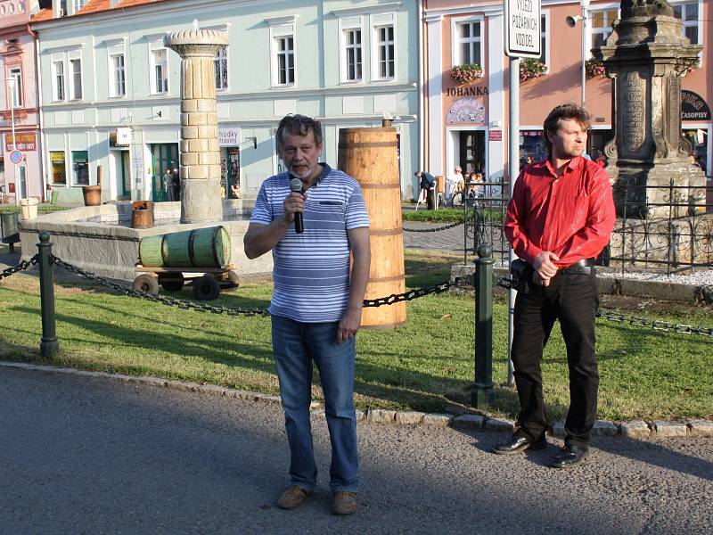 HISTORII VZNIKU radnické kašny i její problémy a léčení si během středečního podvečera vyslechli účastníci slavnostního zprovoznění zrestaurované památky. Spolu se starostou Janem Altmanem o záchraně díla promluvil také sochař Josef Šindelář.