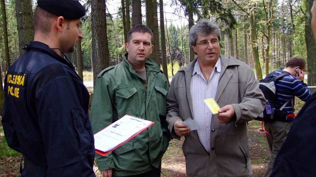 V SOBOTU NA KÓTĚ 718, Zleva mluvčí vojenské policie kapitán Jan Čermák, uprostřed poslanec Jan Hamáček a vpravo poslanec a starosta Příbrami Josef  Řihák.