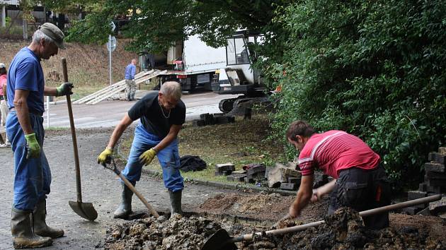 ZATÍMCO výměna kabelů pro ČEZ na Jižním předměstí Rokycan pokračuje, firma ZAKOM už s budováním dalšího úseku metropolitní sítě v téže lokalitě končí. 