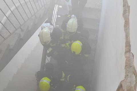 Námětem hasičského cvičení v Radnicích byl zásah v zakouřených prostorách objektu včetně záchrany lidí.