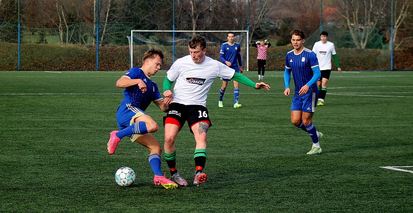 Fotbalisté FC Rokycany (na snímku hráči v bílých dresech z posledního přípravného utkání s Motorletem) hrají opět v Praze, tentokrát změří síly s Admirou.