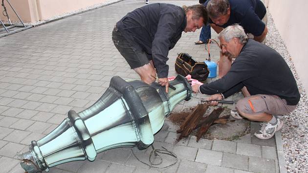 Otevírání schránky z věže radnice v Rokycanech