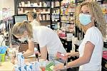 Eva Venzhöferová (vpravo) i její kolegyně z lékárny Barborka v centru Rokycan pociťují zvýšený zájem o respirátory, zbavené daně z přidané hodnoty.