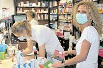 Eva Venzhöferová (vpravo) i její kolegyně z lékárny Barborka v centru Rokycan pociťují zvýšený zájem o respirátory, zbavené daně z přidané hodnoty.