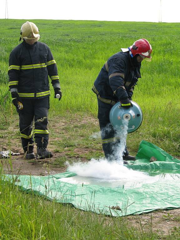 Při čvrtečním taktickém cvičení u Oseka předvedli hasiči svou vysokou profesionalitu