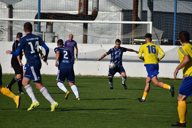 Fotbalisté TJ Slavoj Mýto (na archivních snímcích hráči v modrých dresech) porazili divizní Tochovice 3:1.