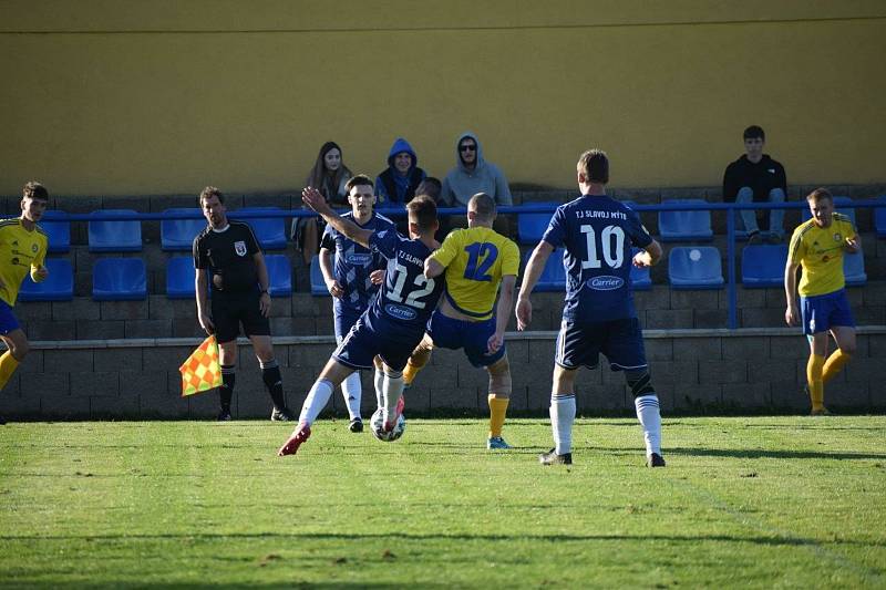 Fotbalisté TJ Slavoj Mýto (na archivních snímcích hráči v modrých dresech) porazili divizní Tochovice 3:1.