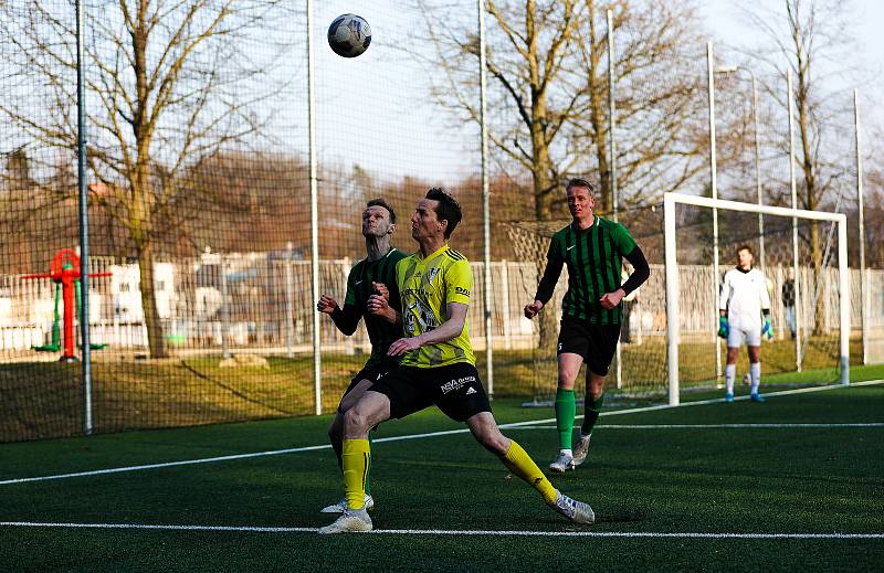 Fotbalisté divizního FC Rokycany (na archivním snímku hráči v zelených dresech) prohráli své přípravné utkání na novou sezonu. S Kladnem padli 2:4.