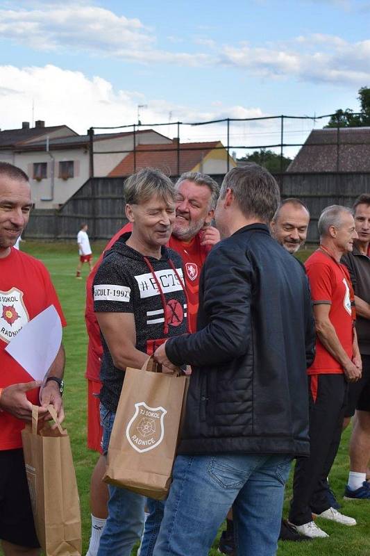 Slavnostní poděkování bývalým reprezentantům TJ Sokol proběhlo v poločasové přestávce zápasu proti Stříbru.