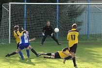 Fotbalisté Holoubkova zvítězili v derby s Mýtem B. Tuto výbornou šanci na vyrovnání nevyužil v 81. minutě domácí Radek Fišer (v pruhovaném) a podle pravidla nedáš-dostaneš poté Holoubkovští zvýšili na konečných 1:3.  