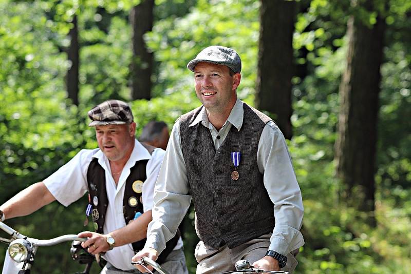 Sraz příznivců a majitelů historických bicyklů se konal v obci u Rokycan