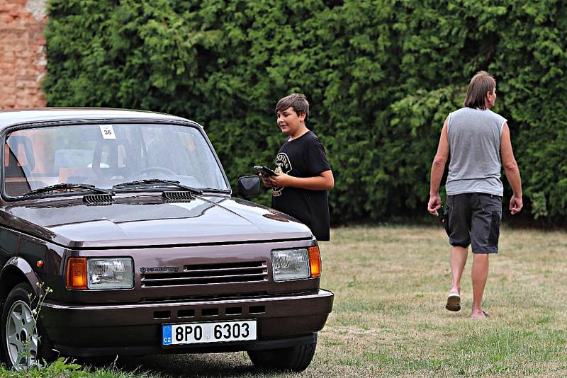 Auta a motocykly z let 1948 až 1989 obdivovali fanoušci v Břasích, Svaťáku či Liblíně.