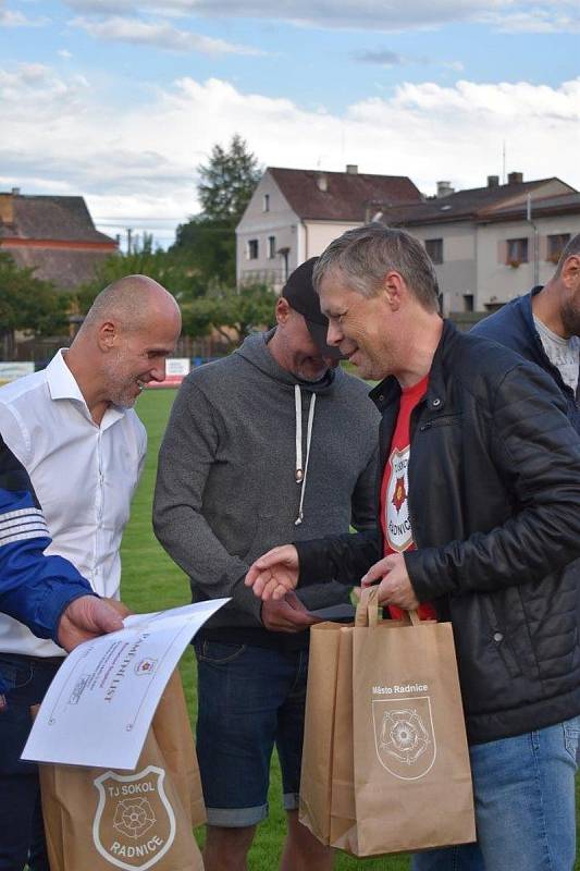 Slavnostní poděkování bývalým reprezentantům TJ Sokol proběhlo v poločasové přestávce zápasu proti Stříbru.