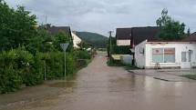 Přivaly vody zaplavily během čtvrtečního podvečera i část malého okresu. Takhle to vypadalo v Dobřívě, ale složité to měli i v Rokycanech, Kařezu, atd.