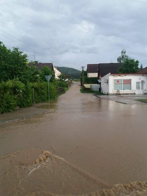 Přivaly vody zaplavily během čtvrtečního podvečera i část malého okresu. Takhle to vypadalo v Dobřívě, ale složité to měli i v Rokycanech, Kařezu, atd.