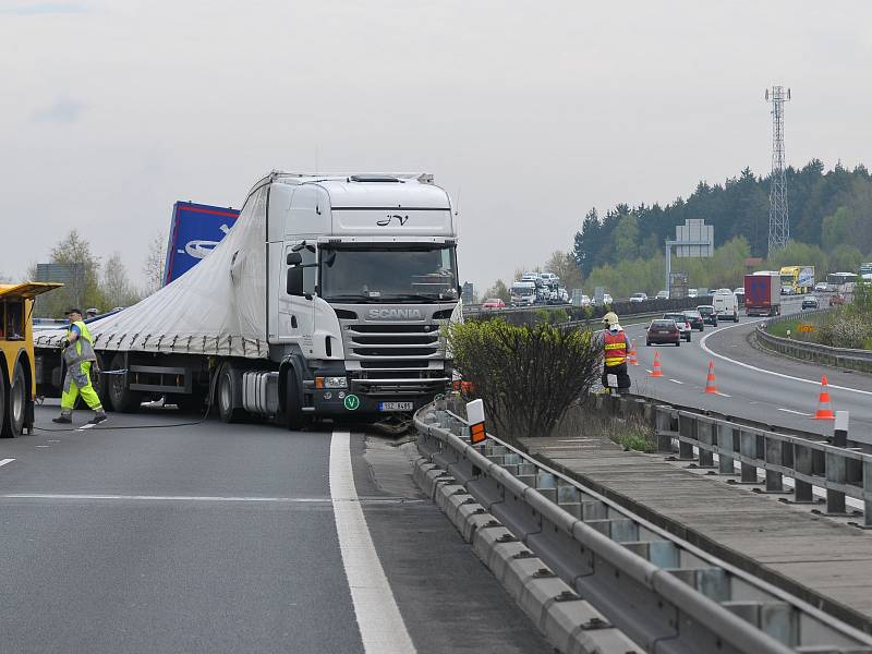 Nehoda kamionu na 67. kilometru dálnice D5 ve směru na Rozvadov. Kamion úplně zatarasil oba jízdní pruhy. Částečně zasahoval i do protisměru.