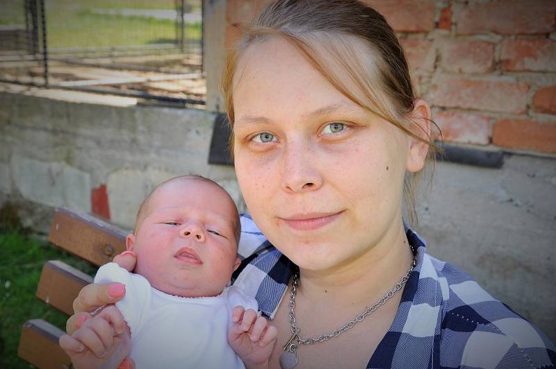 LEONA HONZÍKOVÁ z Rokycan přišla na svět v rokycanské porodnici 26. května brzy ráno, ve 4:28 hodin. Manželé Iveta a Jakub znali pohlaví miminka dopředu. Malá Leonka se narodila s váhou 3170 gramů a mírou 49 cm.