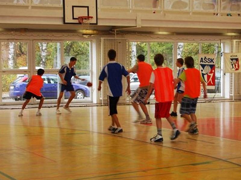 V hale rokycanského gymnázia poměřili své síly týmy házenkářů ze základních škol Rokycanska.