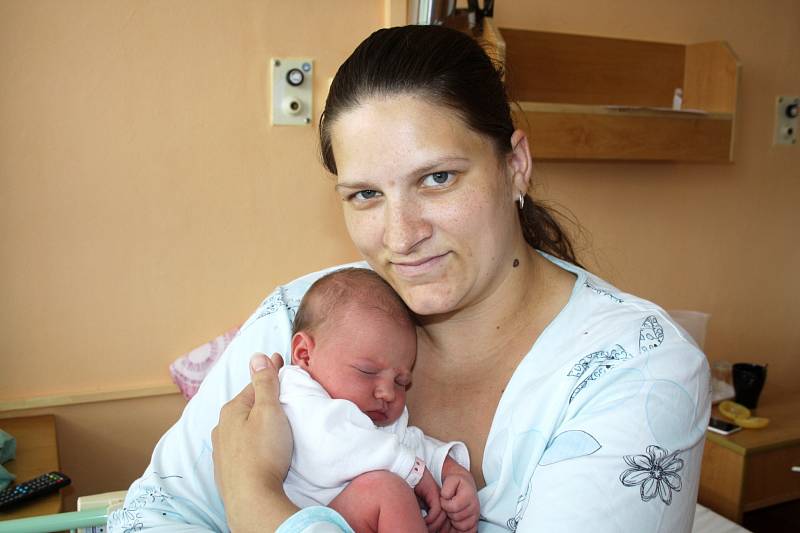 ANNA KRÁLOVÁ z Hrádku přišla na svět 18. května, pět minut po druhé odpoledne. Maminka Věra a tatínek Filip, který byl u porodu pomáhat znali pohlaví miminka dopředu. Doma už mají syna Kubíka (17 měsíců). Anička vážila při narození 3340 g, měřila 50 cm.