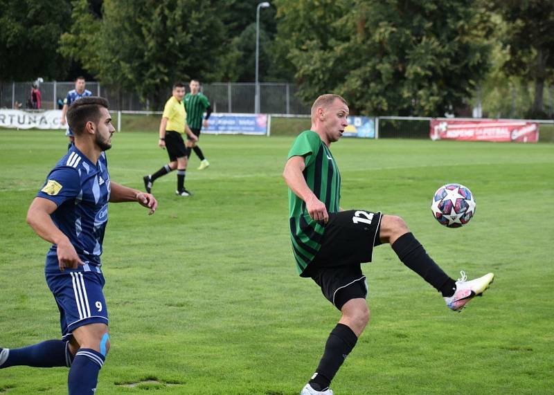 Fotbalisté TJ Slavoj Mýto (na archivních snímcích hráči v modrých dresech) porazili divizní Tochovice 3:1.