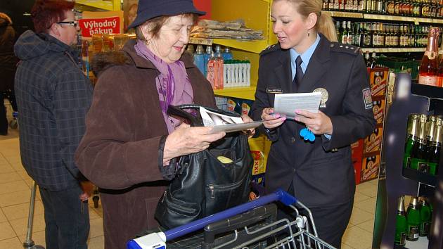 POLICEJNÍ MLUVČÍ Hana Kroftová včera dopoledne navštívila supermarket Albert, aby především starším lidem vysvětlila, že obezřetnost se vyplatí. Obzvlášť před Vánoci totiž přibývá kapesních krádeží.