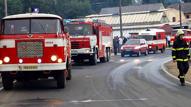 Sbory z celého okresu dorazily do Holoubkova s technikou. Kvůli vypuštěnému rybníku však musela auta pro vodu jezdit až do Mýta.