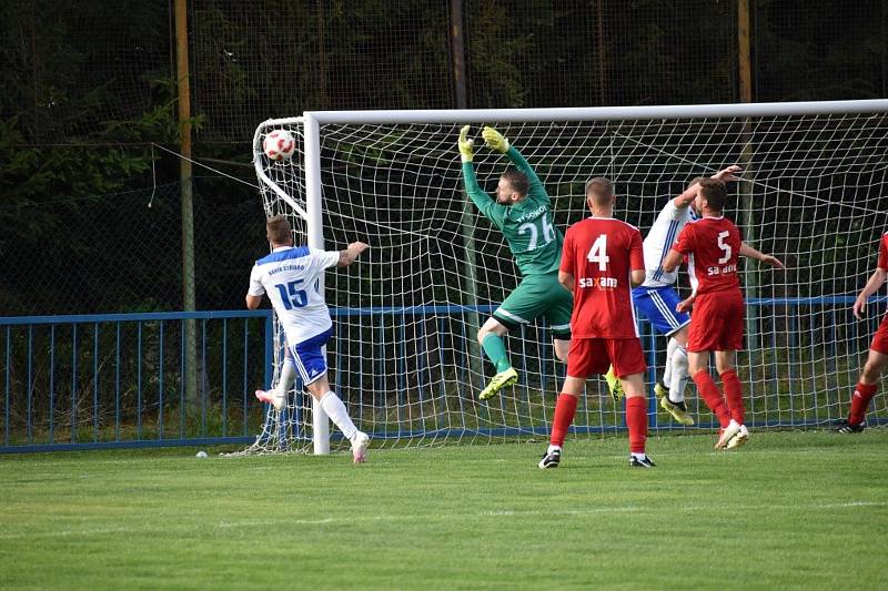 Fotbalisté TJ Sokol Radnice (červení).