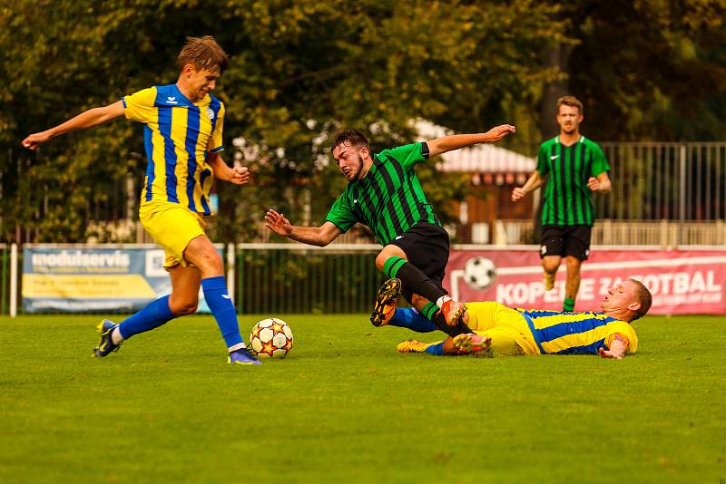 Fotbalisté FC Rokycany (na archivním snímku hráči v zelenočerných dresech) remizovali ve středeční dohrávce 3. kola FORTUNA divize A s Aritmou Praha 2:2.