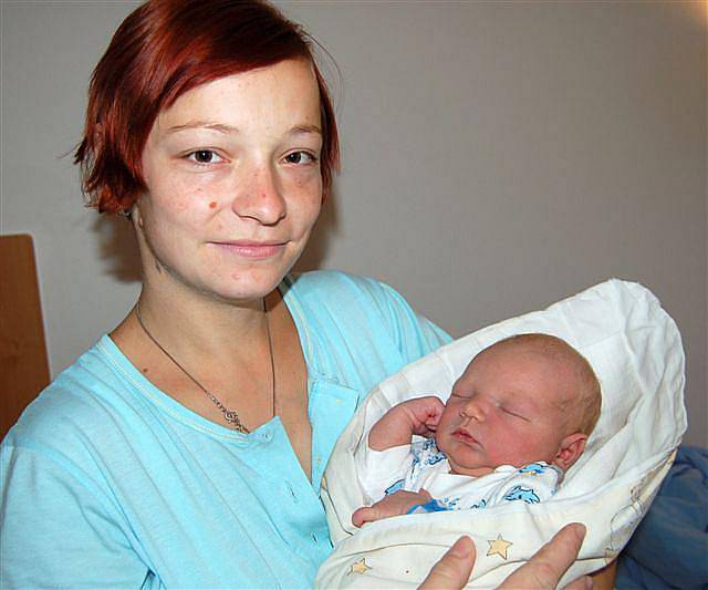 Šimon BŮCHA z Kamenného Újezdu se na sále rokycanské porodnice narodil 29. října. v 19 hodin a 53 minut. Manželé Stanislava a Martin věděli dopředu, že i jejich druhé dítě bude chlapeček. Malý Šimon vážil při narození 4140 gramů, měřil 53 cm. 