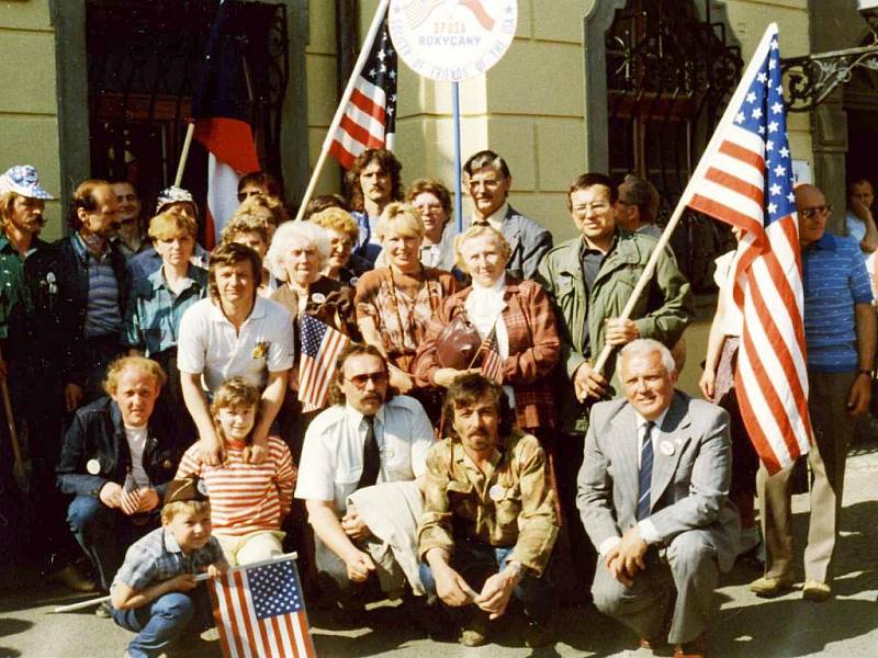 Členové SPUSA 7. 5. 1990 při oslavách osvobození. 