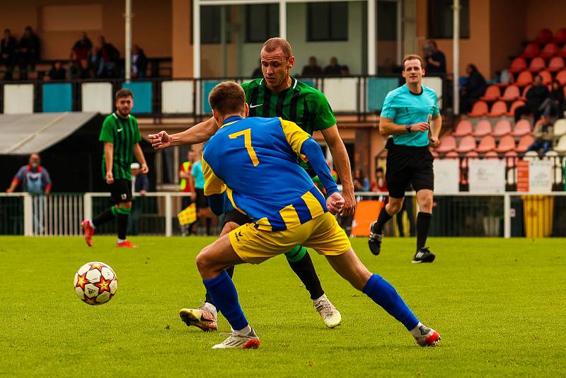 Fotbalisté FC Rokycany (na archivním snímku hráči v zelenočerných dresech) remizovali ve středeční dohrávce 3. kola FORTUNA divize A s Aritmou Praha 2:2.