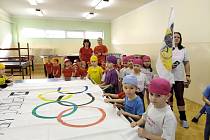 Děti z rokycanské školky soutěžily v hale gymnázia.