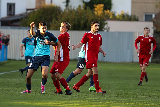 Fotbalisté TJ Sokol Radnice (na snímku fotbalisté v červených dresech) zakončili podzimní část v krajském přeboru na pátém místě.