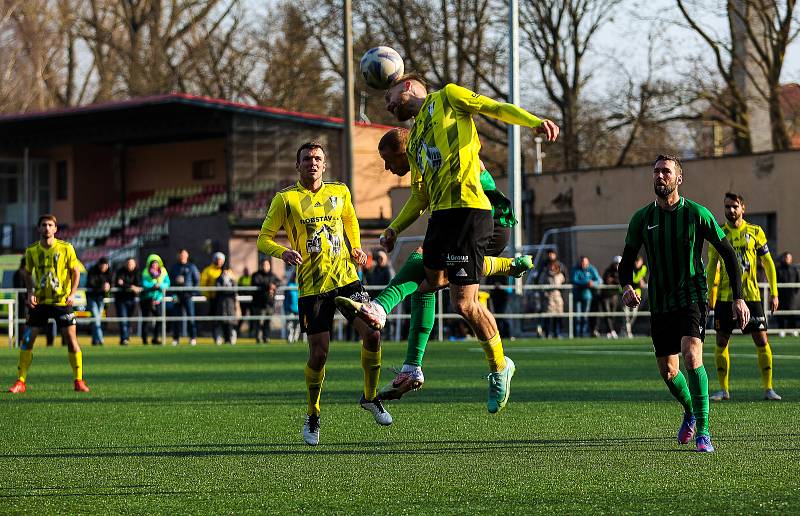 Fotbalisté divizního FC Rokycany (na archivním snímku hráči v zelených dresech) prohráli své přípravné utkání na novou sezonu. S Kladnem padli 2:4.