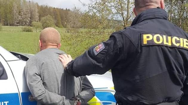 Policisté zadrželi řidiče, který ujížděl policistům z Německa až na Rokycansko.