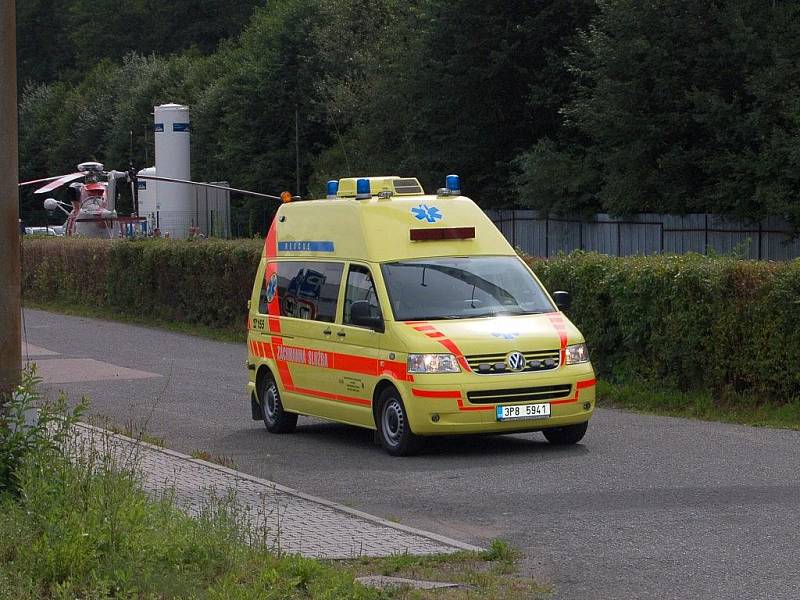 V holoubkovské firmě Olbrich odnesli prořezávku stromů dva muži, z nichž byl jeden transportován vrtulníkem.