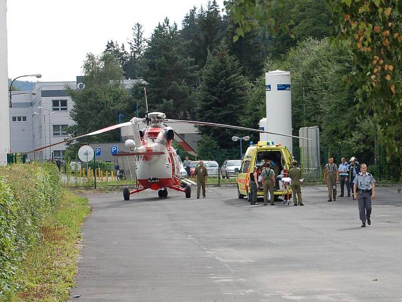 V holoubkovské firmě Olbrich odnesli prořezávku stromů dva muži, z nichž byl jeden transportován vrtulníkem.