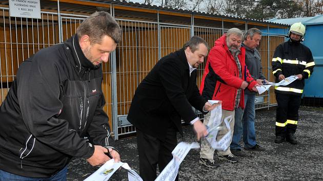 NOVÉ KOTCE slavnostně uvedli do provozu v Němčovicích. Přestřižení pásky se ujal Jan Špilar, Václav Štekl, starosta Němčovic Karel Ferschman,a výrobce Vlastimil Baborovský. 