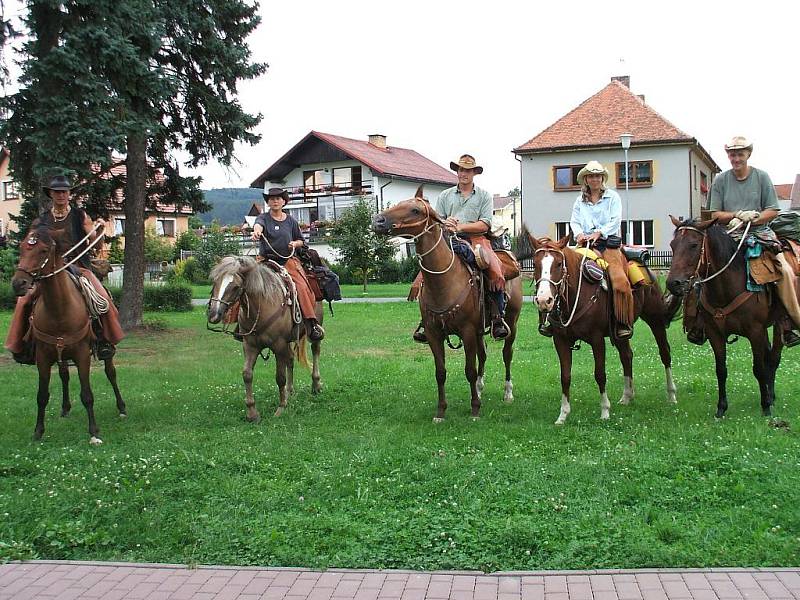 Kovbojové ze severu Čech Honza Štembera (vlevo), Monika Peterková a Martin Peterka odpočívali během své dobrodružné cesty na návsi v Oseku u Rokycan .     