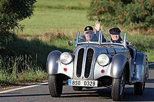 Unikátní vozy Bugatti dál brázdí Plzeňský kraj. Takhle projely Břasy.
