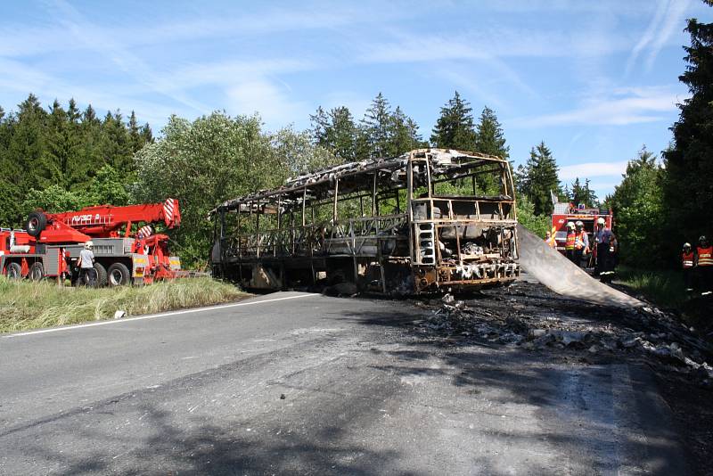 Zásah hasičských jednotek u hořícího autobusu u Borovna (3. června 2015)