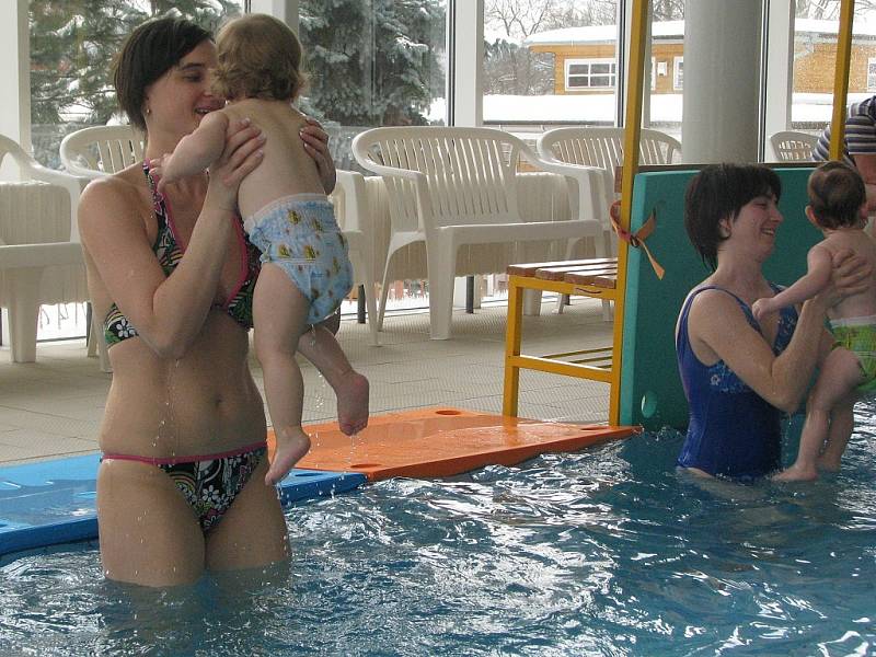 Rodiče i jejich potomci jsou z plaveckého kurzu nadšeni. 
